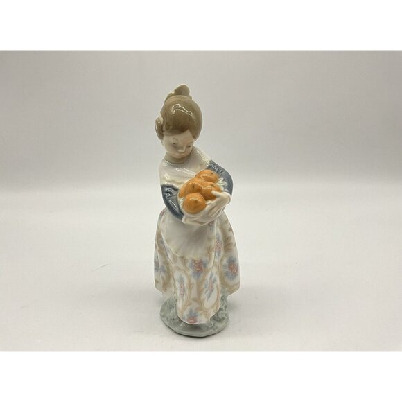 Lladro "VALENCIAN GIRL HOLDING ORANGES" Retired Porcelain Figurine # 4841 Mint - Picture 11 of 16
